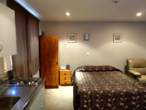 A bed or beds in a room at Bealey Avenue Motel