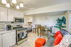 オセアノにあるOceano Studio with Patio and Fire Pit Near Beaches!のソファとテーブルのあるキッチンとリビングルーム