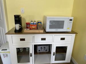 Kuhinja ili čajna kuhinja u objektu Private Suite in Niagara Falls