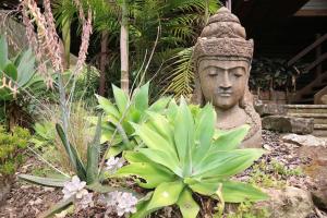 une statue de tête dans un jardin dans l'établissement Yanada, à St Albans