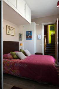 - une chambre avec un grand lit rouge et un escalier dans l'établissement Camera et Caetera Chambres d'hôtes B&B, à Roubaix