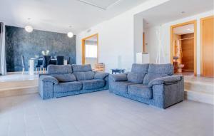 un soggiorno con 2 divani e una sala da pranzo di Pet Friendly Home In Cabra Del Camp ad Aiguamurcia