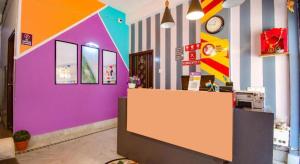 ein Zimmer mit einer farbenfrohen Wand mit einer Theke in der Unterkunft Hotel Luxurious Stay Inn Kolkata - Excellent Service Recommended & Couple Friendly in kolkata