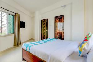 kolkataにあるHotel Luxurious Stay Inn Kolkata - Excellent Service Recommended & Couple Friendlyの白いベッドルーム(ベッド1台、窓付)