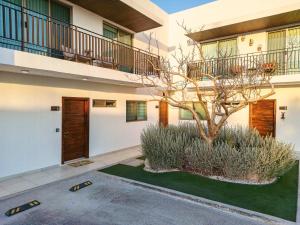 ein Apartmenthaus mit einem Baum im Innenhof in der Unterkunft Casa Coral in La Paz