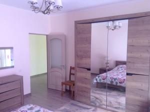 Ένα ή περισσότερα κρεβάτια σε δωμάτιο στο Raduga West Cott 23a +9 φωτογραφίες