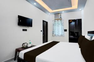 Postel nebo postele na pokoji v ubytování Hotel O Karan Residency