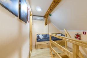 Cette petite chambre comprend des lits superposés et des escaliers. dans l'établissement Forge Of Happiness With Pool, à Gradac