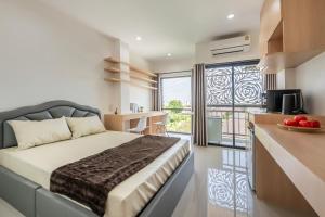 Il comprend une chambre avec un grand lit et une cuisine. dans l'établissement พรรณวดี บูทีค เฮ้าส์, à Ban Bang Phang