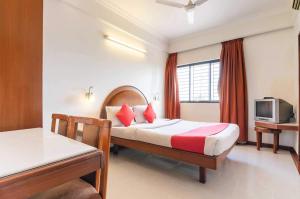 En eller flere senger på et rom på OYO Sunil Residency Rajajinagar