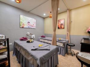 uma sala de espera com duas camas num hospital em Hanoi Rose Flower Hotel & Spa em Hanói