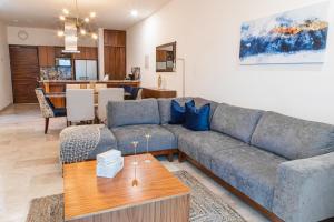 ein Wohnzimmer mit Sofa und Tisch in der Unterkunft Casa Coral in La Paz