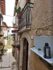 an alley with a balcony on a building at L'armonica di nonnoSandro in Corfinio