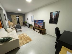 A television and/or entertainment centre at Apartamento no centro de São Lourenço 100% reformado