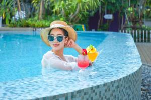 Holiday Inn Express Phuket Patong Beach Central, an IHG Hotel tesisinde veya buraya yakın yüzme havuzu