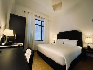 カットバ島にあるViet Hai Lan Homestayのベッドルーム(大きな白いベッド1台、窓付)