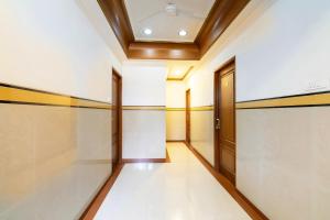 einen leeren Flur mit Türen und einer Decke in der Unterkunft OYO Hotel Sunil Residency in Bangalore