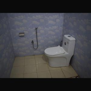 une salle de bain avec toilettes et douche dans l'établissement Falcon Jungle Resort, à Jyoti Gaon