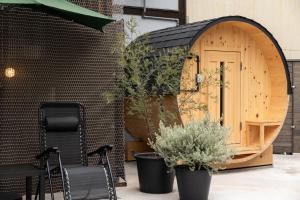 Kinosaki城崎温泉 HOSTEL Waraku的天井上的小木棚,种有盆栽植物