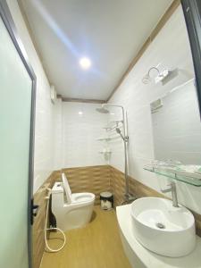 a bathroom with a sink and a toilet at Hotel Hoàng Lộc Phát in Cái Răng