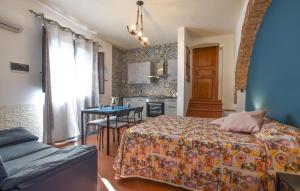 um quarto com uma cama e uma mesa com cadeiras em Amazing Home In Santa Venerina With Wifi em Santa Venerina