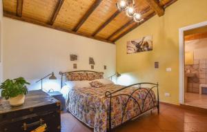 um quarto com uma cama e um tecto de madeira em Amazing Home In Santa Venerina With Wifi em Santa Venerina