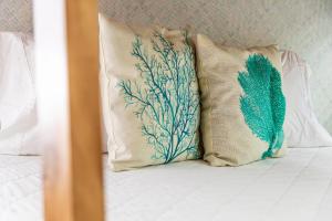 ein Bett mit zwei Kissen darauf in der Unterkunft Casa Coral in La Paz + 38 Fotos