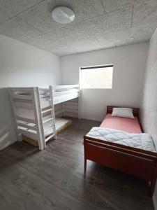 Tempat tidur dalam kamar di Holiday Home In Blokhus