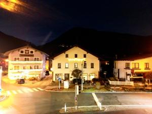 a night view of a hotel with a parking lot at Bed & Rooms, Wörgl in Wörgl