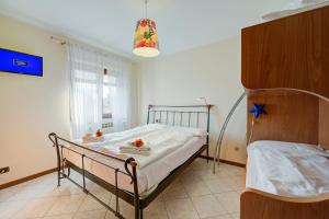 A bed or beds in a room at Casa Angiolina Lake And Mountain View - Happy Rentals
