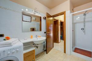 A bathroom at Casa Angiolina Lake And Mountain View - Happy Rentals Még 21 kép