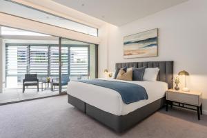 sypialnia z dużym łóżkiem i balkonem w obiekcie Urban Rest Double Bay Apartments w mieście Sydney
