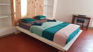 ビズ・ミネルヴォワにあるVue verteのベッド(緑の枕付)