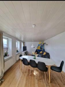 ein Wohnzimmer mit einem Esstisch und Stühlen in der Unterkunft Willkommen in Frifelt Nähe Rømø mit wunderschönen Garten in Skærbæk