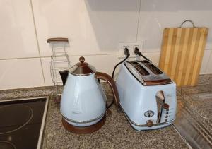 - Hervidor de té y tostadora en la encimera de la cocina en Hermoso departamento a pasos de UdeC en Concepción