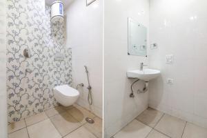 uma casa de banho com um WC e um lavatório em FabHotel Starlight em Nova Deli