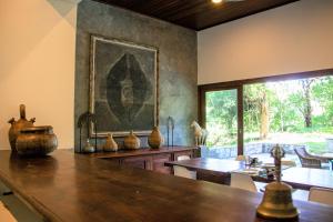 comedor con mesa y jarrones en la pared en Cobalt Villa by The Serendipity Collection, en Kandy