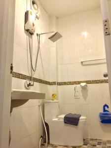 y baño con ducha, aseo y lavamanos. en Seasmile kohlarn en Ko Larn