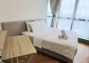 een slaapkamer met een bed, een bank en een raam bij Regalia Suites with Infinity Pool KLCC by Staycation Homes in Kuala Lumpur