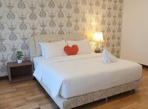 Un pat sau paturi într-o cameră la Regalia Suites with Infinity Pool KLCC by Staycation Homes