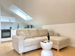 a living room with a couch and a kitchen at Best Butler Alpspitz Apartment Küche Parken Balkon in Nesselwang