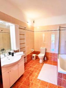 Koupelna v ubytování SV Apartment with sea view + 23 fotografií