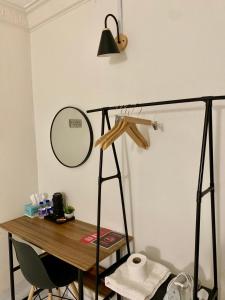 um quarto com uma secretária com um espelho e um candeeiro em Andiana Hotel & Lodge - Kota Bharu City Centre em Kota Bharu