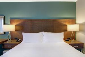 Postel nebo postele na pokoji v ubytování Staybridge Suites Toronto - Vaughan South by IHG