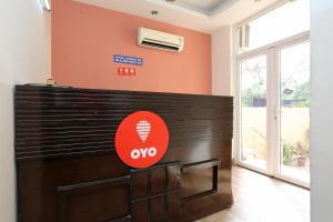 un vestíbulo con una señal de ovo en la pared en OYO 429 Hotel Kisna Residency, en Gurgaon