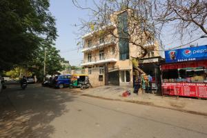 un edificio al lado de una calle de la ciudad en OYO 429 Hotel Kisna Residency, en Gurgaon