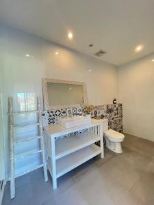 uma casa de banho com um lavatório e um WC em Iris Luxury Private Villa Seminyak 2&3BR em Seminyak