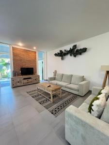 uma sala de estar com um sofá e uma mesa em Iris Luxury Private Villa Seminyak 2&3BR em Seminyak