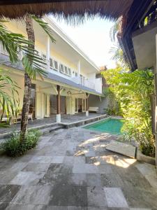 - Vistas al exterior de una casa con piscina en Iris Luxury Private Villa Seminyak 2&3BR en Seminyak