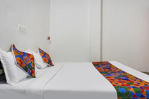 מיטה או מיטות בחדר ב-FabHotel Galaxy Airport Inn
